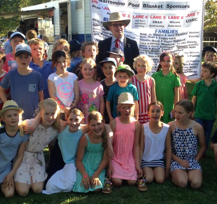 KEEPING IT LOCAL: Turf Club president Mal McIntyre with local children fundraising for solar pool cover for Narromine pool. Photo: CONTRIBUTED.