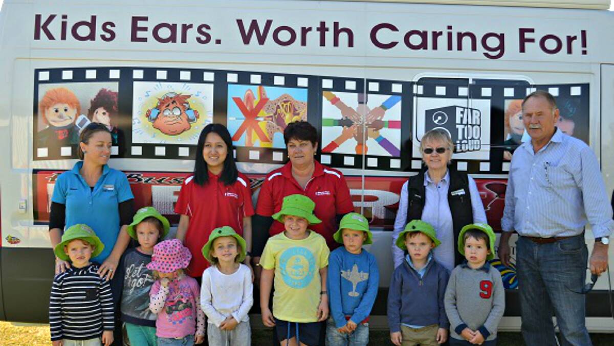 CHECKING: The Tranige Pre-School students with the Hear our Hearts workers and mayor of Narromine Craig Davies. Photo: CONTRIBTUED. 