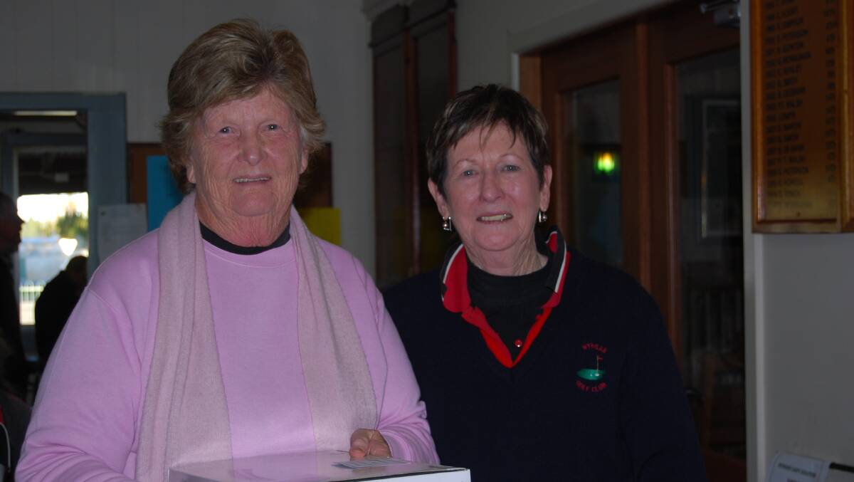 Colleen Anderson was the B Grade winner with Jenny Holmes presenting the trophy.