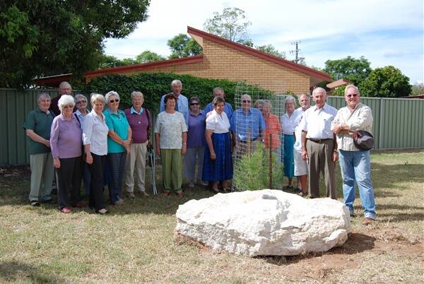 o The crowd that gathered to see the unveiling of the plaque dedicated to the Lone Pine in Trangie. 