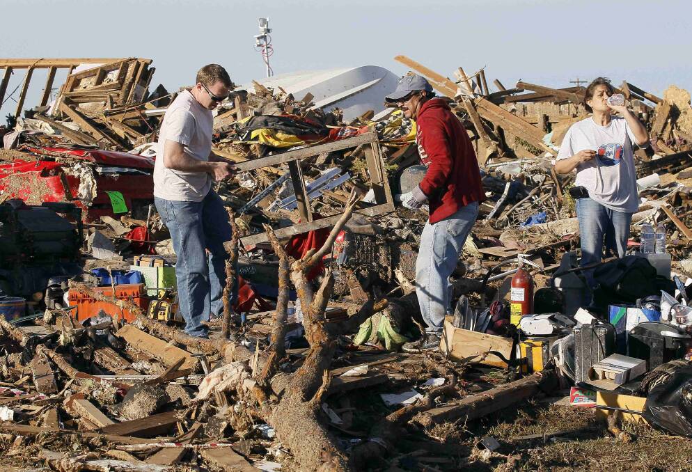 People salvage belongings from their tornado-ravaged homes in Moore, Oklahoma May 21, 2013. Photo: REUTERS/Rick Wilking