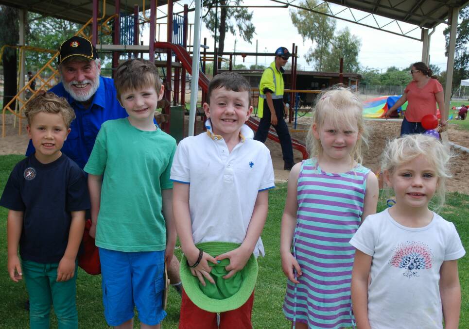 o Peter Fenemore at ‘K’ for kids section with Riley Quigg, William Smyth, Lachlan Bourchier, Millie Packham and Isabella Rae.