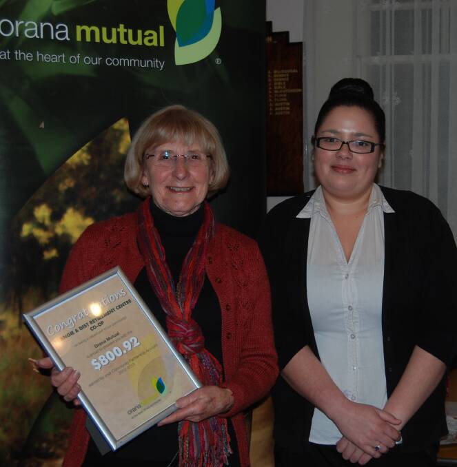 o Orana Mutual’s Candace Baker presenting Lynell Chalmers with a certificate for the Trangie and District Retirement Centre co-op.