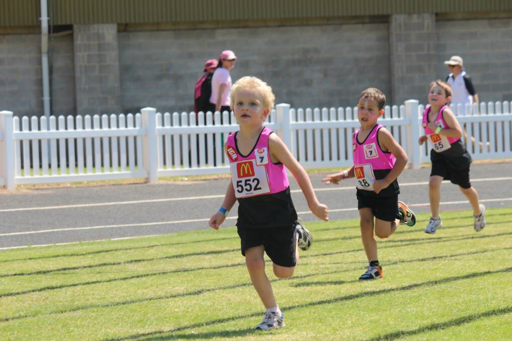 o Three Narromine U7 athletes competing in the 400m.