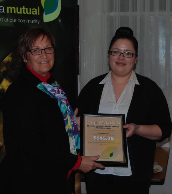 o Terrie Milgate receiving the certificate for the Trangie Magpies from Candace Baker.