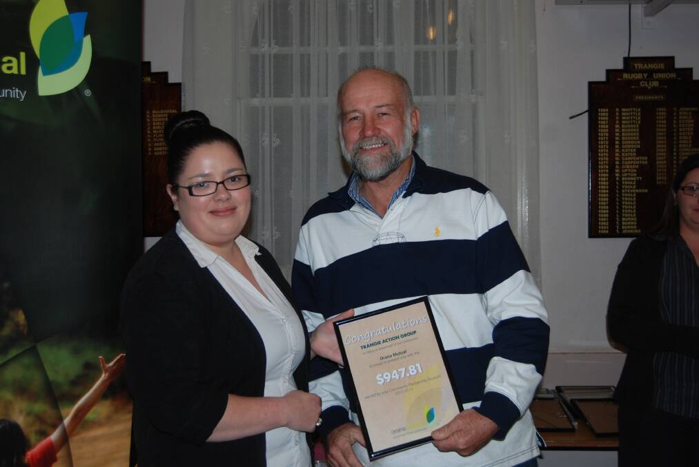 o Orana Mutual’s Candace Baker presenting George Gibson with a certificate for the Trangie Action Group.