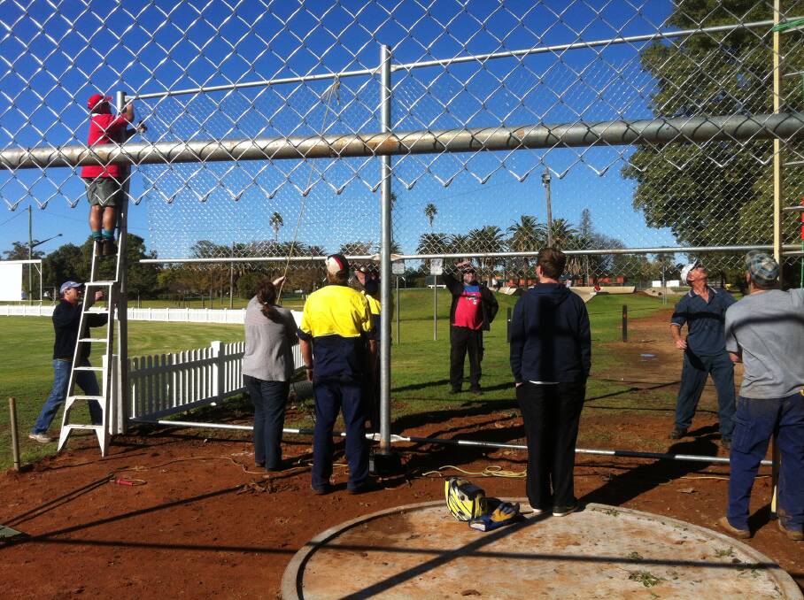 o Narromine Little Athletics’ second discus cage in construction.