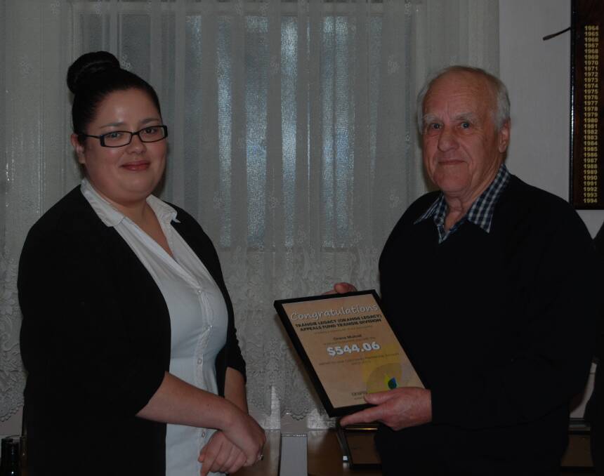 o Trangie Legacy’s David Carthy receiving a certificate from Candace Baker.