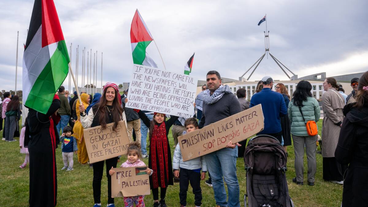 Palestine supporters rally outside Parliament House. Picture by Sitthixay Ditthavong