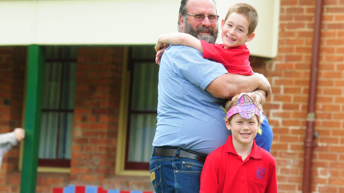 GRANDPARENTS DAY AT DUBBO PUBLIC:Grawme McKechnie with grandsons Oscar and Bejay Dess.  Photo: LOUISE DONGES