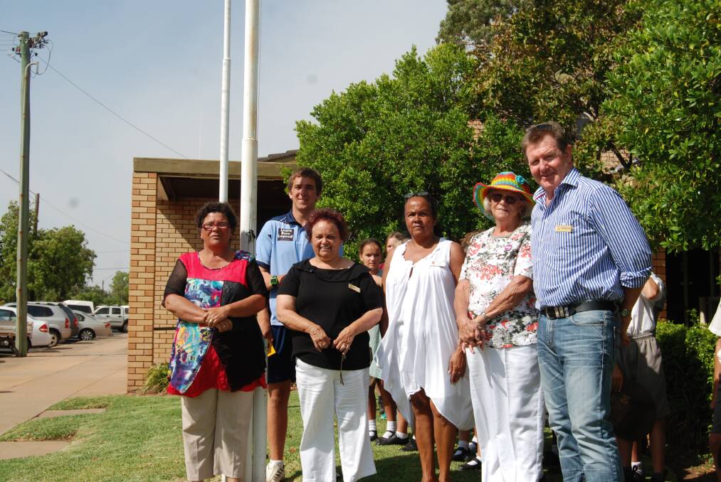 Chairperson of the Aboriginal Land Council, Pauline Middleton, Jackson Clarke, Councillor Ruth Carney, Cathy Fynn, Elder Colleen Smith and Mayor Bill McAnally.