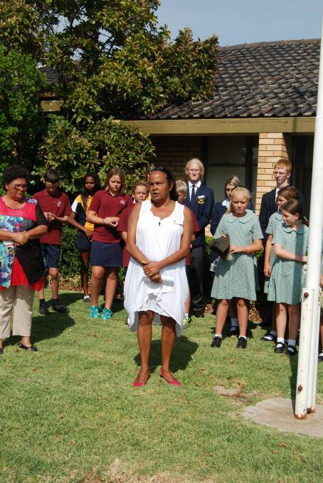 Chairperson of the Aboriginal Land Council, Pauline Middleton and students from Narromine schools